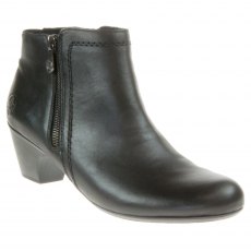 Sarah Boot