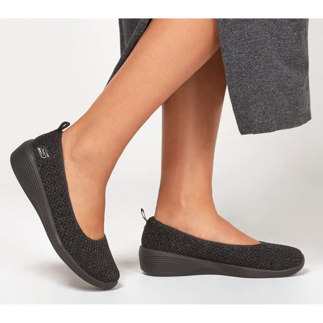 Arya in the stars skechers 2025