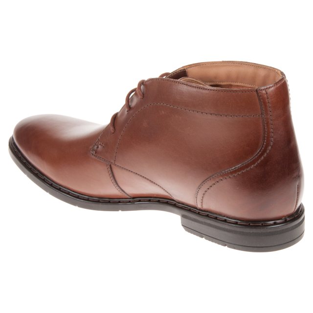 clarks banbury mid chukka boot